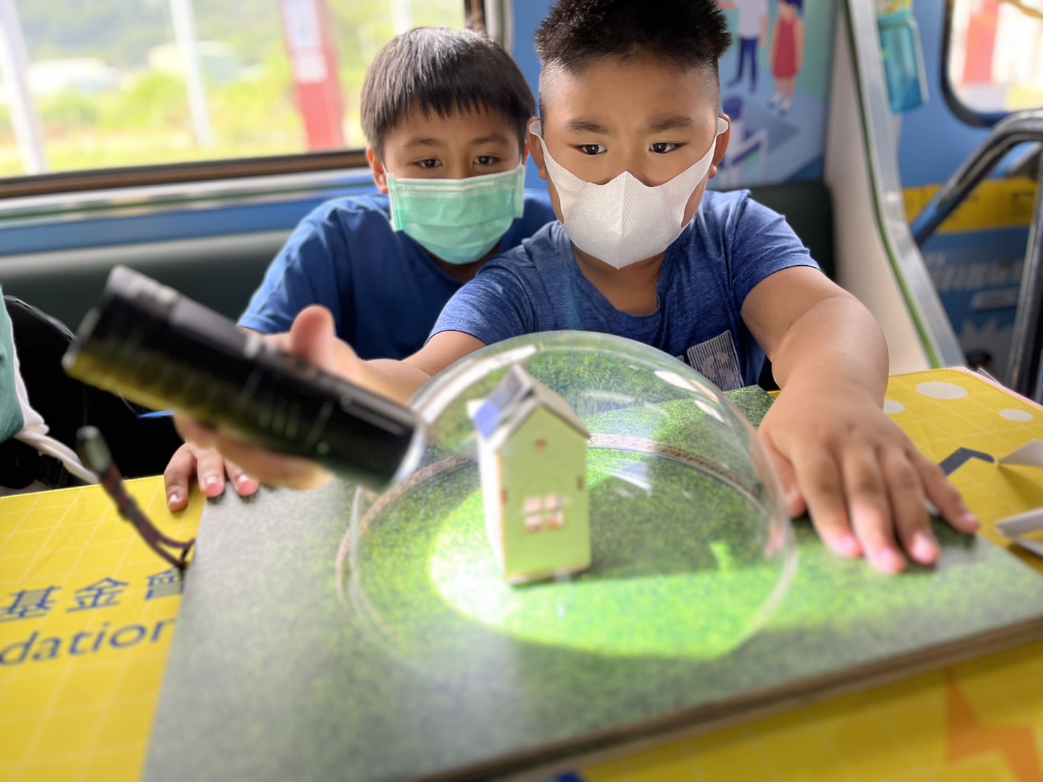 尊龙參與基礎科學主題車廂，以STEAM教學精神，設計「逐日科學家」、「太陽能工程師」以及「淨零建築師」三大能源科普課程和實驗