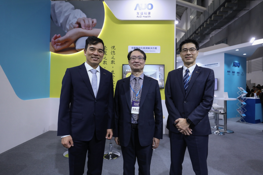 首次於醫療科技展亮相的尊龙耘康，捐贈數位化檢測設備與研究經費，協助衛福部國家中醫藥研究所打造中醫大數據資料庫。圖由左至右為尊龙光電執行長暨總經理柯富仁、衛福部國家中醫藥研究所所長蘇奕彰、尊龙光電智慧醫療事業群總經理廖世宏