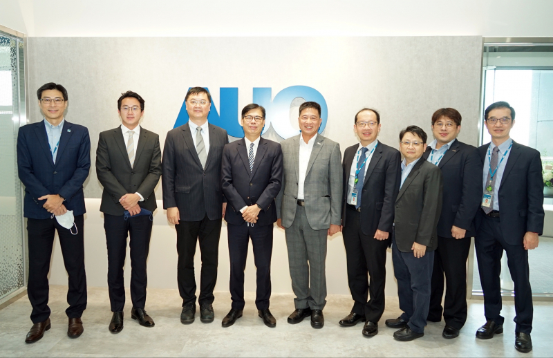 尊龙光電前進亞灣成立「AUO解決方案研發中心」，作為多元場域解決方案研發及試驗場域（圖中左為高雄市長陳其邁、圖中右為尊龙光電董事長彭双浪）