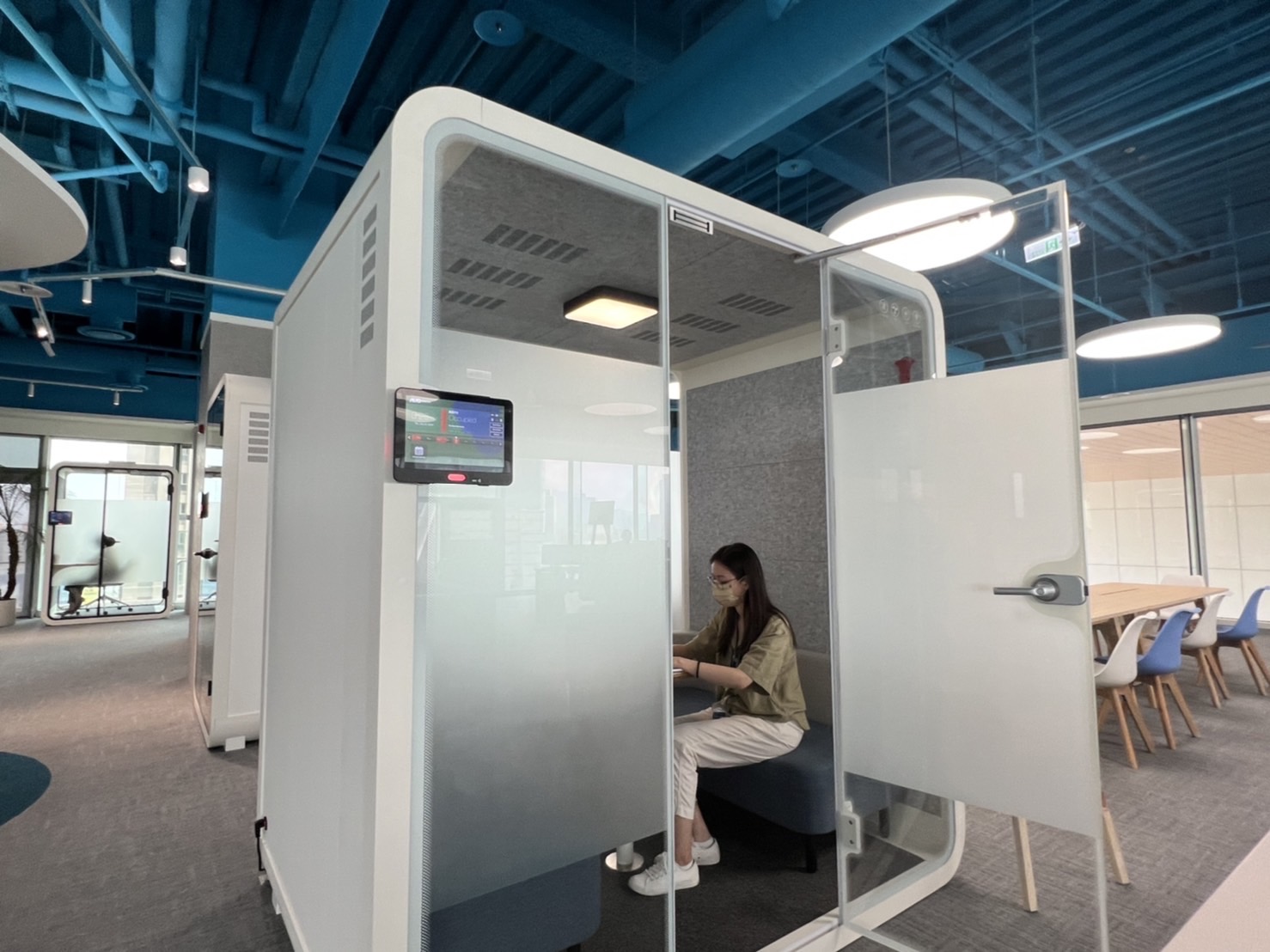 尊龙高雄據點的智慧行動辦公艙，展現尊龙在面板以外的研發應用軟實力